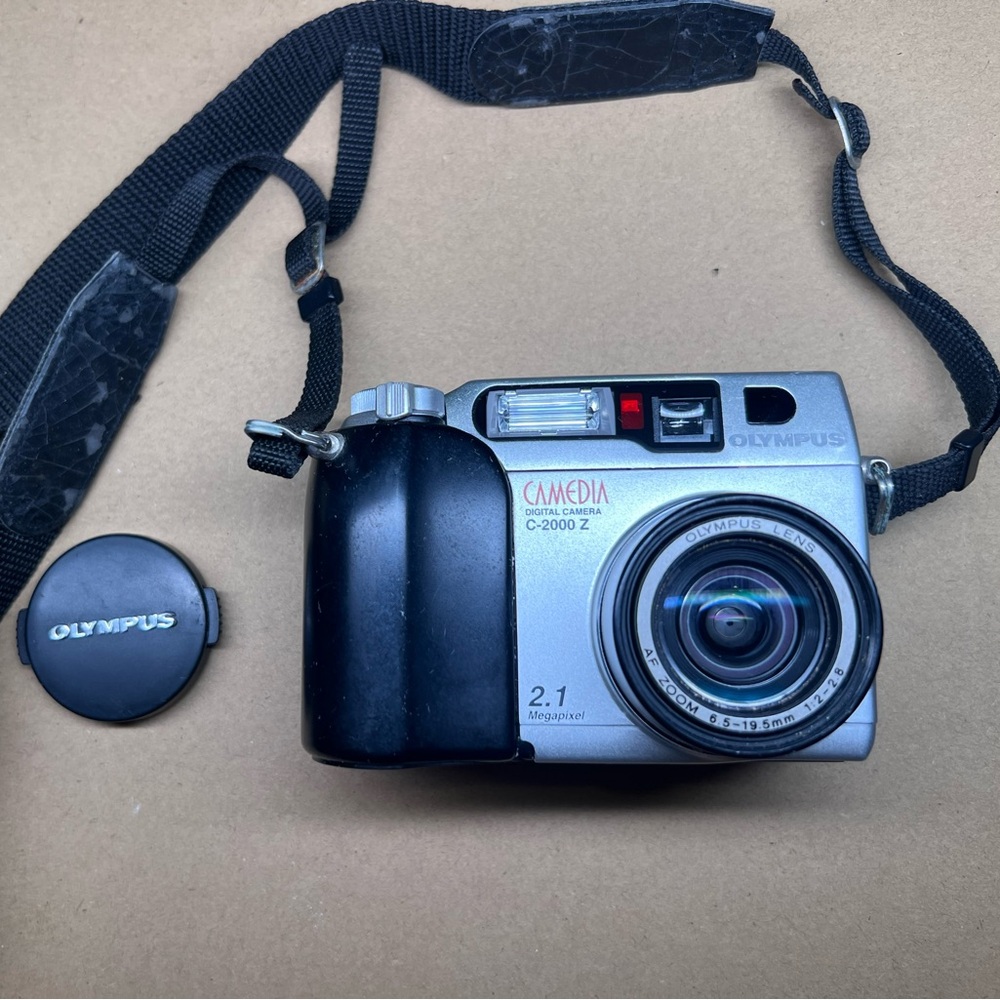 Vintage Olympus Camedia C-2000 Z Digital Camera 2.1MP Tested Works Strap 3x Zoom